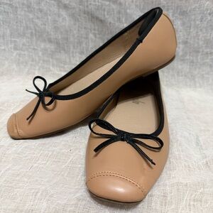 Sheln size 8 Chic Tan Ballet Flats with Black Bow Trim